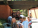 2009-08-19--11h33-IMG_0006 * Mittagessen gab es im Schwimmbad. Der Streuselkuchen war wie jedes Jahr der Renner. * 3072 x 2304 * (815KB)