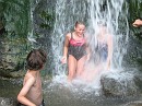 2009-08-19--16h41-IMG_0031 * Lea und Katharina im Wasserfall * 3072 x 2304 * (923KB)